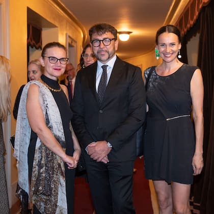 El embajador de Italia en Argentina, Fabrizio Lucentini junto a Donatella Cannova, directora del Instituto Cultural Italiano y Elisabetta Riva, directora del Teatro Coliseo. "Fausto" es la puesta de Stefano Poda, la misma que presentó en 2015 para el Teatro Regio di Torino.