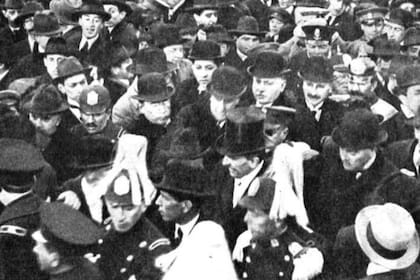 El embajador de Italia en la Argentina, Víctor Cobianchi (de galera) y el presidente Hipólito Yrigoyen, detrás del embajador, se retiran de la inauguración del Monumento a Colón rodeados de una multitud entusiasta