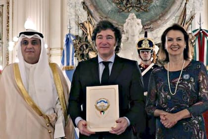 El embajador de Kuwait, Abdulaziz Mohammad Abdulaziz Albisher, presentó sus credenciales al presidente Javier Milei, acompañado por la canciller Diana Mondino