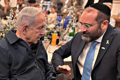 El embajador de la Argentina en Israel, Axel Wahnish junto al presidente israelí Isaac Herzog, durante el Día de la Independencia de Israel