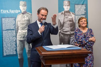 El Embajador de la República de Serbia, Veljko Lazić, y Gabriela Mirande Lamedica, directora del Museo Mitre, en el acto de apertura de la muestra dedicada a las mujeres serbias en la Primera Guerra