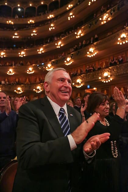 El embajador de los Estados Unidos, Marc Stanley, aplaudió el show
