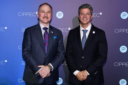 El embajador de los Estados Unidos, Peter Lamelas, junto a Luciano Laspina, flamante director ejecutivo del Centro de Implementación de Políticas para la Equidad y el Crecimiento (CIPPEC)