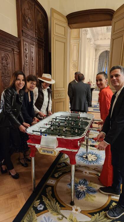 El embajador de los Estados Unidos recibió a sus invitados en su residencia, el magnífico Palacio Bosch. Un evento informal y agradable. "Coman algo, tomen sus copas y salgamos a ver la obra de arte afuera. La Residencia se transformó en un gran canva"