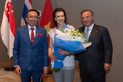 El embajador de Malasia en la Argentina, Azman Rahim, Diana Mondino y el presidente de la Cámara del Asia, Rallys Pliauzer