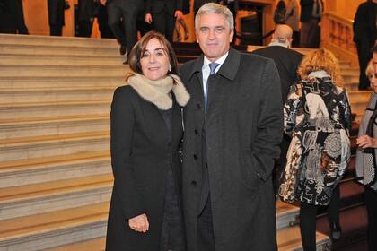 El embajador de Perú en Argentina, Peter Camino Cannock junto a su esposa, al llegar a la gala