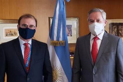 El embajador de Peru Enrique Vaca Narvaja junto al excanciller Felipe Solá