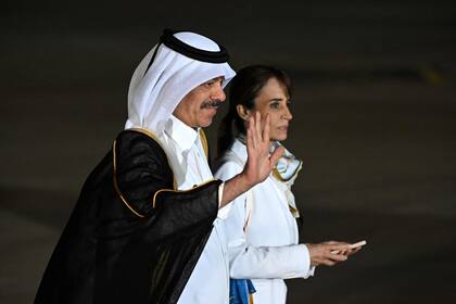 El embajador de Qatar en Argentina, Battal M. Al Dosari, saluda mientras espera que los jugadores argentinos lleguen al Aeropuerto Internacional de Ezeiza después de ganar la Copa del Mundo Qatar 2022