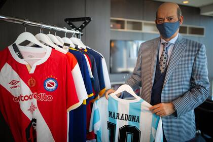 El embajador de Qatar en la Argentina, Battal Al-Dosari, muestra las camisetas que colecciona en su despacho.
