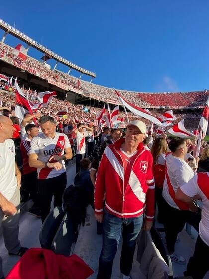 El embajador de Suiza en Argentina, Hans-Rüedi Bortis, en la cancha de River. "Tiene los colores de Suiza", explica.