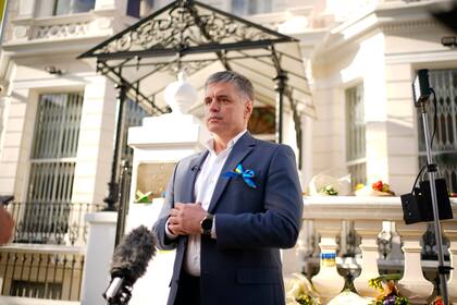 El embajador de Ucrania, Vadym Prystaiko, habla con la prensa frente a la embajada ucraniana en Londres, 6 de marzo de 2022. (Yui Mok/PA via AP)