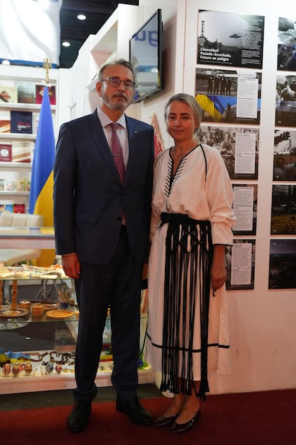 El embajador de Ucrania, Yurii Klymenko, junto a su esposa, Zoia Klymenko en el stand de su país, vecino al del Perú