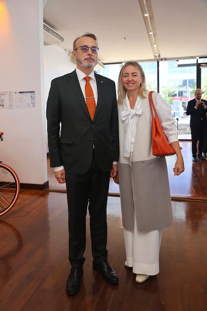 El embajador de Ucrania, Yurii Klymenko, y su esposa Zoia Klymenko. En su discurso, el embajador neerlandés ratificó el apoyo de su país hacia Ucrania