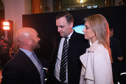 El embajador de Unión Europea, Amador Sánchez Rico, junto al vocero presidencia Manuel Adorni, y Bettina Angeletti