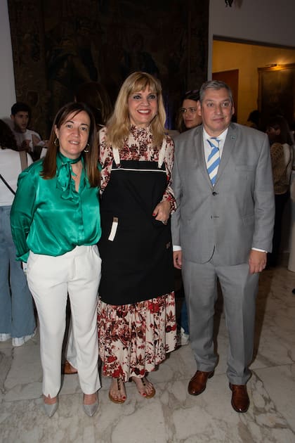 El embajador de Uruguay en Argentina, Carlos Enciso y su mujer, María Noel Crucci junto a Teté Coustarot en esta segunda edición de "Orillas Solidarias" celebrada en su residencia.