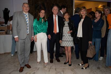 El embajador de Uruguay en Argentina, Carlos Enciso y su mujer, María Noel Crucci con Gustavo Weiss, presidente de la Cámara Argentina de la Construcción, Claudia Stad de Jean Pierre y Myriam Levi.