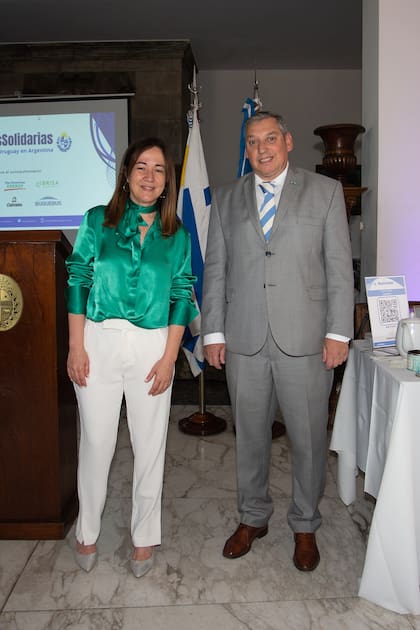 El embajador de Uruguay en Argentina, Carlos Enciso y su esposa, María Noel Crucci abrieron su residencia para llevar adelante la segunda edición de "Orillas Solidarias". La feria ” benéfica en donde distintas organizaciones de inclusión social ofrecen sus productos.