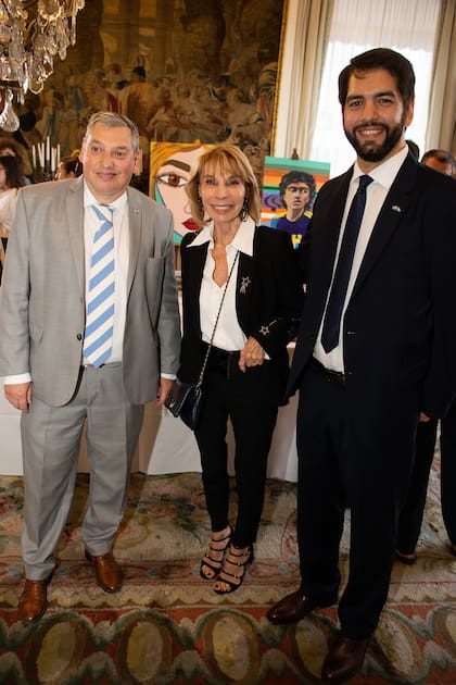 El embajador de Uruguay en Argentina junto a Verónica Pueyrredón de García Mansilla y José Luis Curbelo, cónsul general de Uruguay