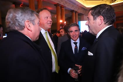 El embajador de Uruguay junto a Juan Nápoli de Banco VALO, Damián Pozzoli, director de Banco Macro y Carlos Giovanelli, vicepresidente de Banco Macro