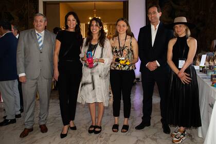 El embajador de Uruguay se acercó a conocer el trabajo de "Manos de Héroes" de Andrea Cukerman y Carla Delpoggio. Junto a el, Carolina Stanley, el Dr. José Arrieta y la deportista Alfonsina Maldonado, madrina de la organización.