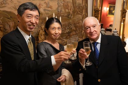 El embajador del Japón, Hoshino Yoshitaka, junto a su esposa Madoka, y Norberto Frigerio, director de Relaciones Institucionales de LA NACION