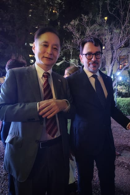 El embajador del Japón, Yamauchi Hiroshi, quien esta semana también termina su misión diplomática en el país, se despide de su par de Italia