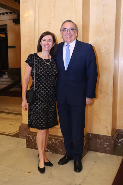 El embajador del Perú, Carlos Alberto Chocano Burga y su esposa, Claudia María de Rossi Tonussi