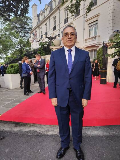 El embajador del Perú, Carlos Chocano Burga