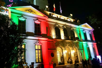 El embajador destacó el diálogo entre los dos países. "En estos años, hubieron muchas visitas del Gobierno italiano a la Argentina, hasta la visita de la Primera Ministro, muchas visitas del Gobierno argentino, la del presidente Milei a Italia, la vuelta de las inversiones italianas en la Argentina. Se está negociando un acuerdo muy importante con YPF... Pasaron muchas cosas, y hay mucho para hacer. Hay un potencial enorme, y estoy seguro de que mi sucesor, Fabrizio Nicoletti, que además es amigo y un embajador de primer nivel, va a continuar este trabajo y va a conseguir un resultado aun mejor"