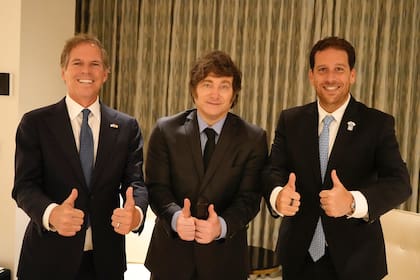 El embajador en Estados Unidos, Alec Oxenford; el presidente Javier Milei, y el empresario Andy Kleinman, presidente de Delphi Interactive, en Los Ángeles.