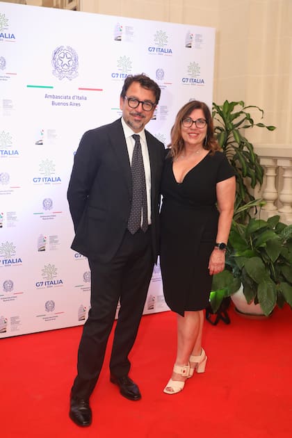 El embajador Fabrizio Lucentini y su esposa, Daniela Simoncelli de Lucentini en el Palacio Alvear, la Residencia de Italia