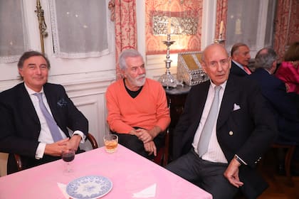 El embajador Gustavo Grippo, Víctor Laplace y el embajador Lanús