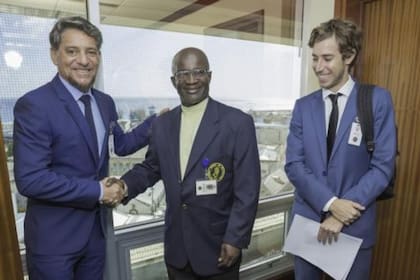 El embajador Martínez Pandiani y el cónsul Demián Dobry, junto al presidente del Banco Central de Barbados
