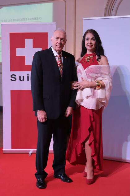 El embajador Hans-Rüedi Bortis y su esposa, Lorena Lofruscio, en la celebración por el Día Nacional de Suiza 2023
