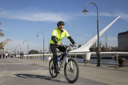 El embajador holandés va a trabajar en bici