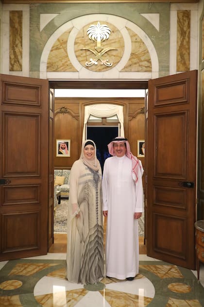El embajador Hussein Mohammad Abdulfatah Alassiri  y su esposa, Eiman Hassan A. Nather, quien organizó el ciclo "La moda femenina saudí entre el pasado y el presente" en su residencia, el Palacio Acevedo