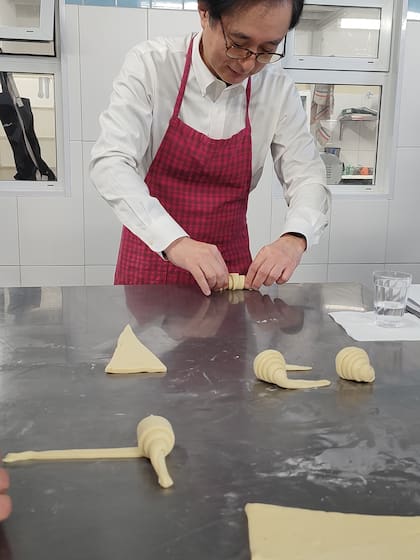 El embajador japonés en el taller de medialunas de Atelier Fuerza