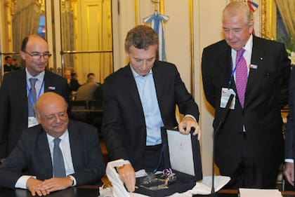 El embajador junto a Mauricio Macri en su primera misión diplomática en el país. "Me tocaron dos años y medio de Macri, fue una relación muy fácil con la Casa Rosada"