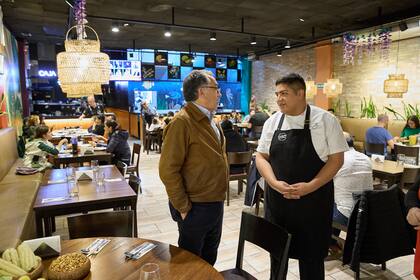 El embajador junto al chef Gonzalo Zavala, en La Catedral del Pisco