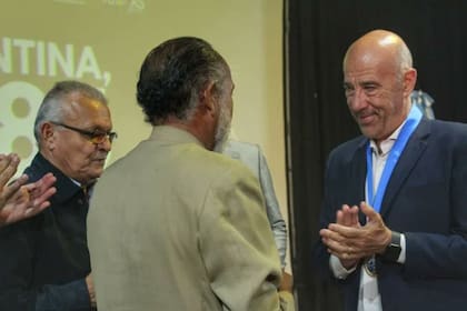 El embajador Laborde recibe la condecoración en Venezuela