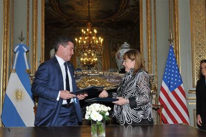 El embajador Mamet y la canciller Malcorra, en la firma de acuerdos