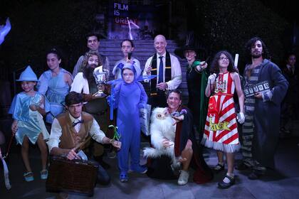 El embajador Mark Kent, en el centro, con varita, es el anfitrión de la noche dedicada a los libros de Harry Potter y sus seres fantásticos