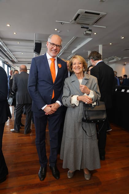 El embajador Mauritz Wilhelmus Verheijden se acercó a saludar a la madre de la reina Máxima