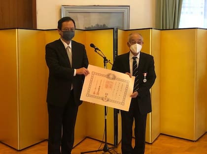 El embajador Nakamae junto a Inomata. El paisajista fue reconocido con la condecoración del Sol Naciente Rayos de Oro y Plata del Japón