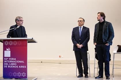 El embajador peruano Carlos Alberto Chocano Burga, junto al secretario de Estado de Cultura español, Jordi Martí Grau, y el presidente de la Fundación El Libro, Christian Rainone, durante el anuncio del nuevo país invitado a la Feria del Libro, en La Rural