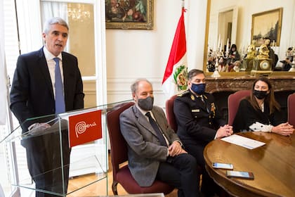 El embajador peruano en Argentina, Peter Camino Cannock, agradeció a las autoridades argentinas por la restitución del invaluable patrimonio cultural a su país