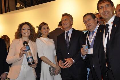 El embajador Ramón Puerta promocionó, mate en mano, la típica bebida argentina