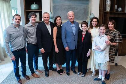 El embajador Stanley junto a su familia y el presidente de los Estados Unidos, Joe Biden