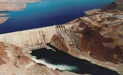 El embalse durante obras, de dimensiones titánicas.