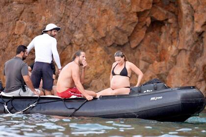 El embarazo no le impidió a Margot Robbie disfrutar de un espectacular paseo en bote junto a su esposo Tom Ackerley y un grupo de amigos en Palmarola, isla escarpada y mayormente deshabitada en el mar Tirreno. El futuro papá además llevó a pasear en una moto acuática a Margot